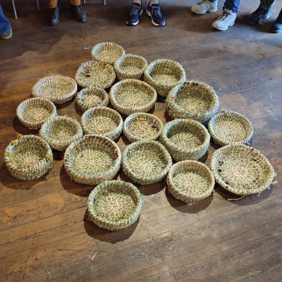 Körbe binden mit Gräsern und Kräutern