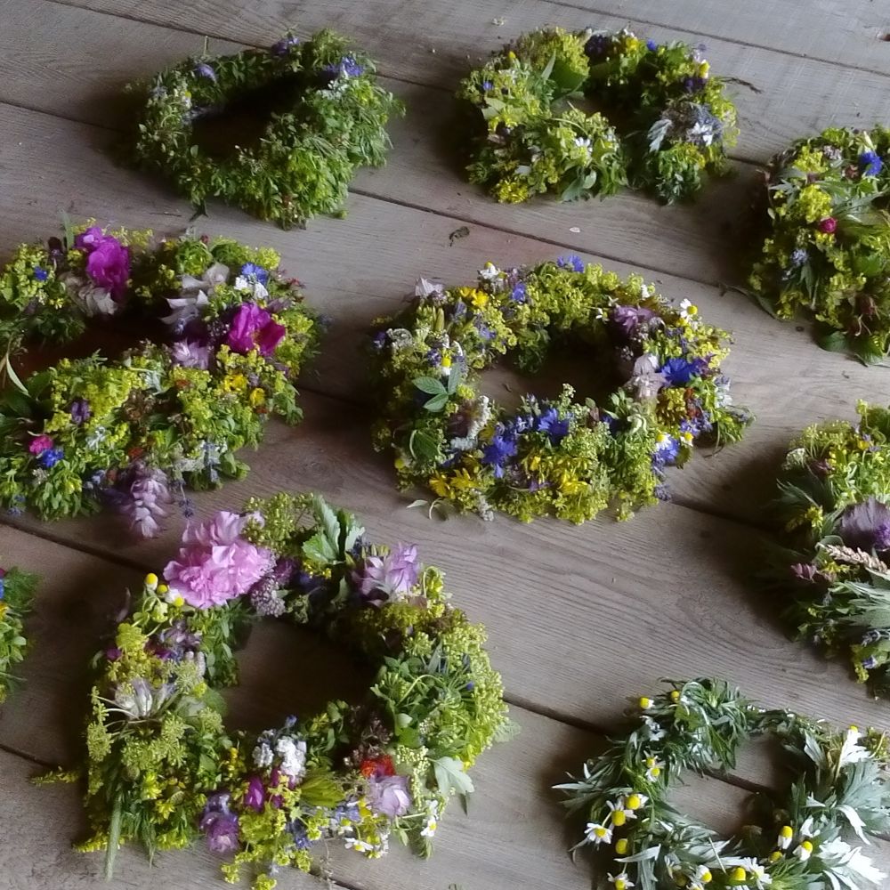 Kräuterkränze binden im Sommer