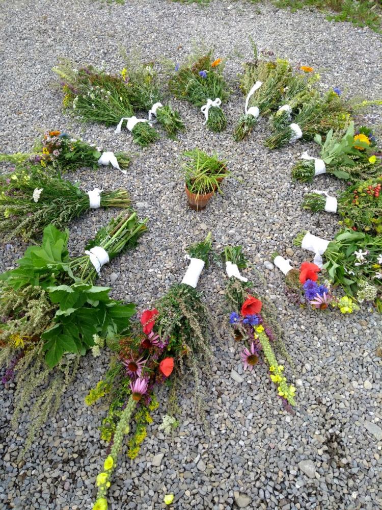 Kräuterboschen binden zu Mariä Himmelfahrt