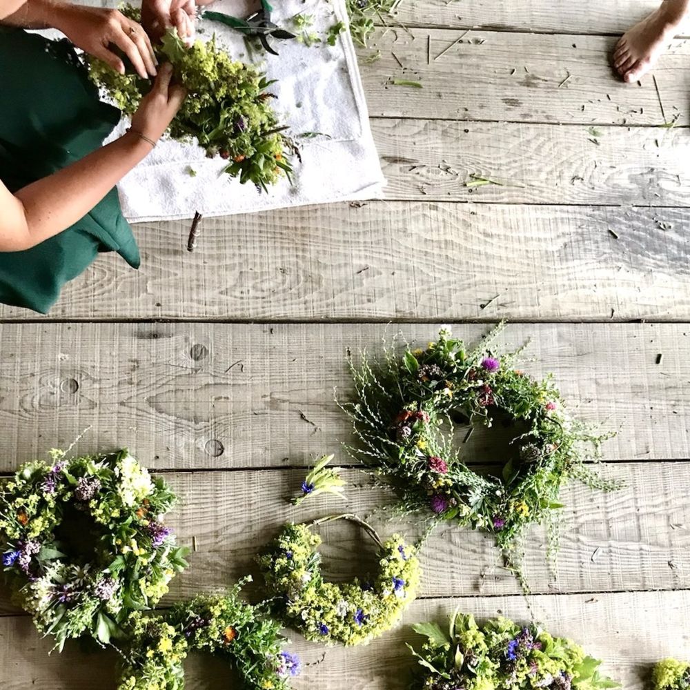 Kräuterkränze binden zu Johanni